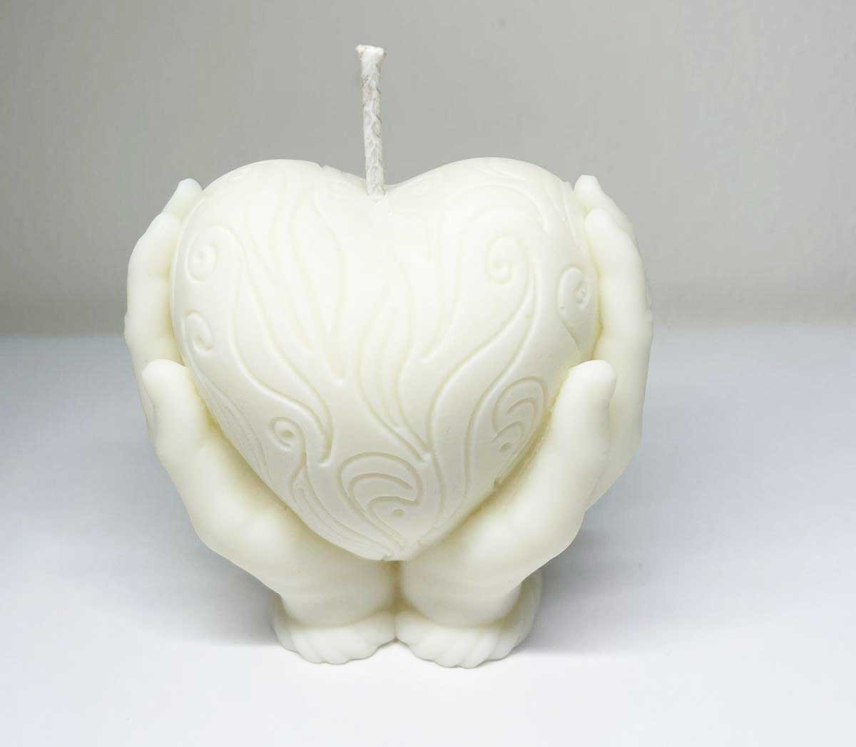 Candela profumata "Mano con cuore" in cera di soia naturale