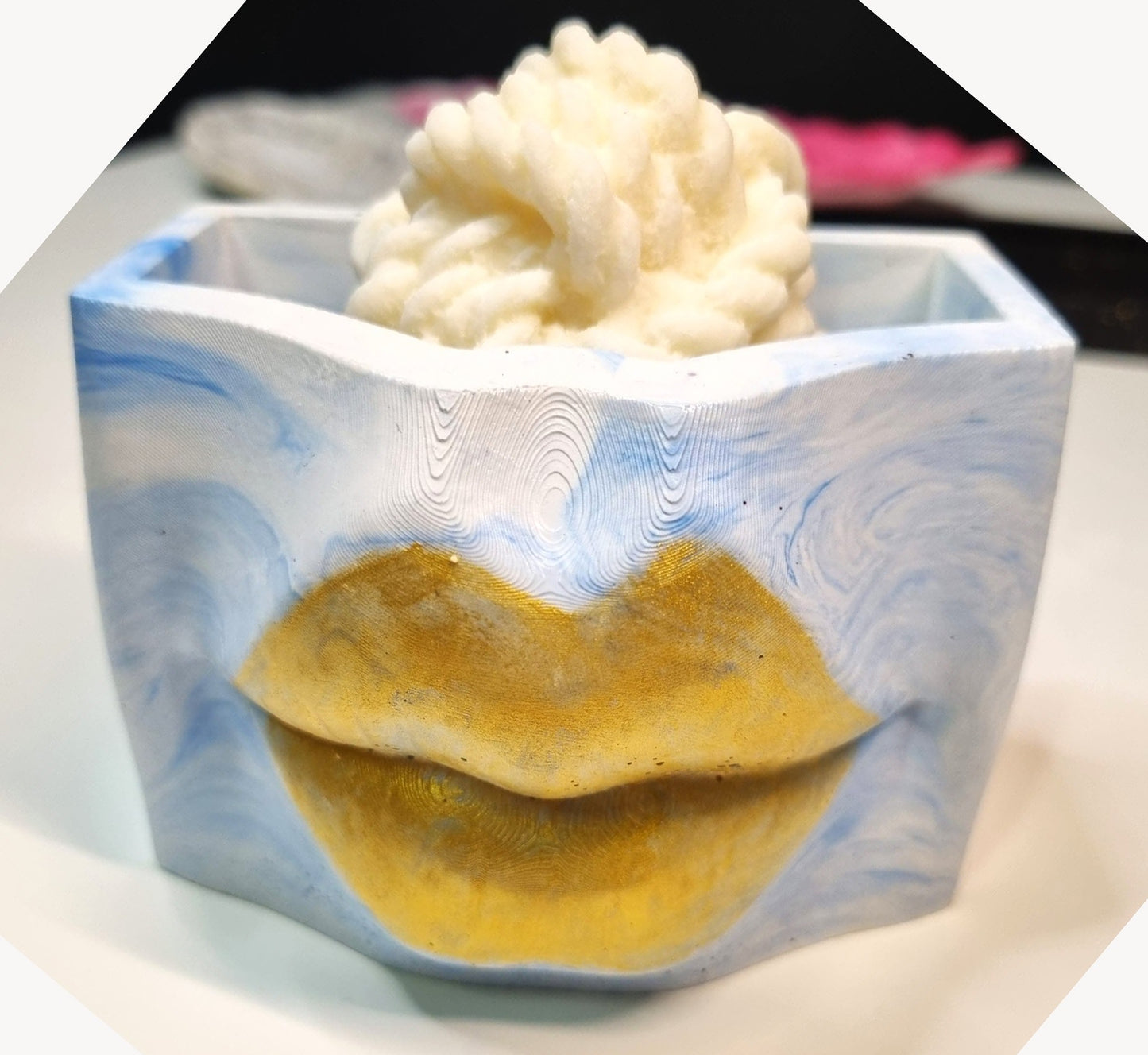 Vasetto di gesso con labbra e candela
